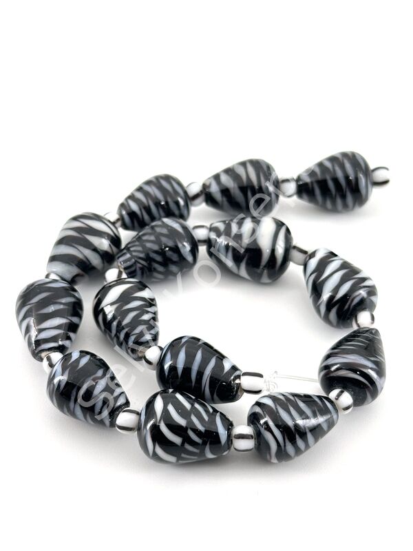 Siyah Üzeri Beyaz Desenli Damla Dizi Cam Boncuk