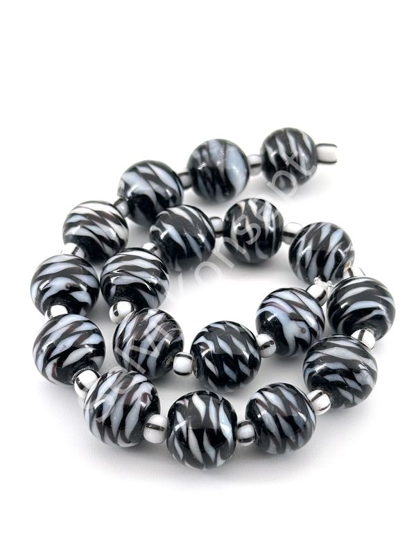 Siyah Üzeri Beyaz Desenli Yuvarlak Dizi Cam Boncuk