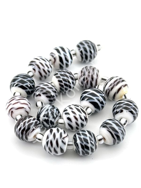 Beyaz Üzeri Siyah Desenli Yuvarlak Dizi Cam Boncuk