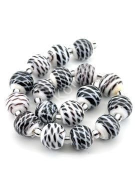 Beyaz Üzeri Siyah Desenli Yuvarlak Dizi Cam Boncuk