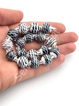 Beyaz Üzeri Siyah Desenli Yuvarlak Dizi Cam Boncuk