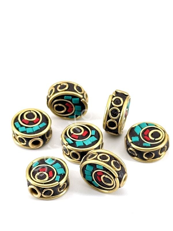 Pirinç İşlemeli Nepal Boncuk Yassı Turkuaz-Mercan Taş Kakmalı 12x13 mm