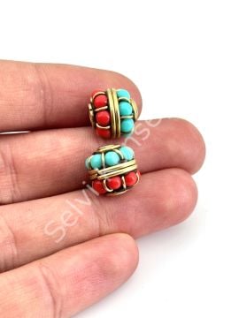 Pirinç İşlemeli Nepal Boncuk Silindir Turkuaz-Mercan Taş Kakmalı 12x10 mm