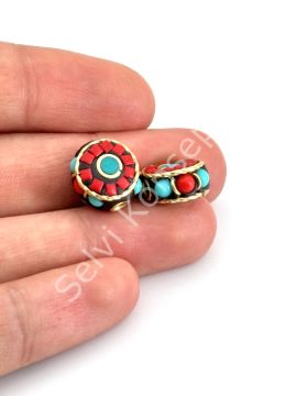 Pirinç İşlemeli Nepal Boncuk Yassı Turkuaz-Mercan Taş Kakmalı 13x13 mm