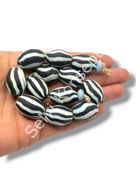 El Yapımı Siyah Beyaz Mat Oval Dizi Cam Boncuk 16x22 mm