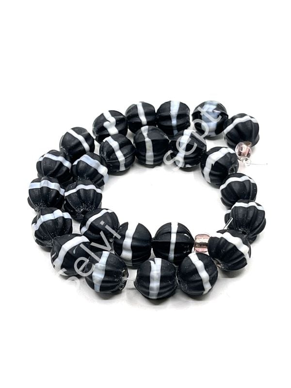 El Yapımı Siyah Beyaz Çizgili Çiçek Mat Dizi Cam Boncuk 9 mm