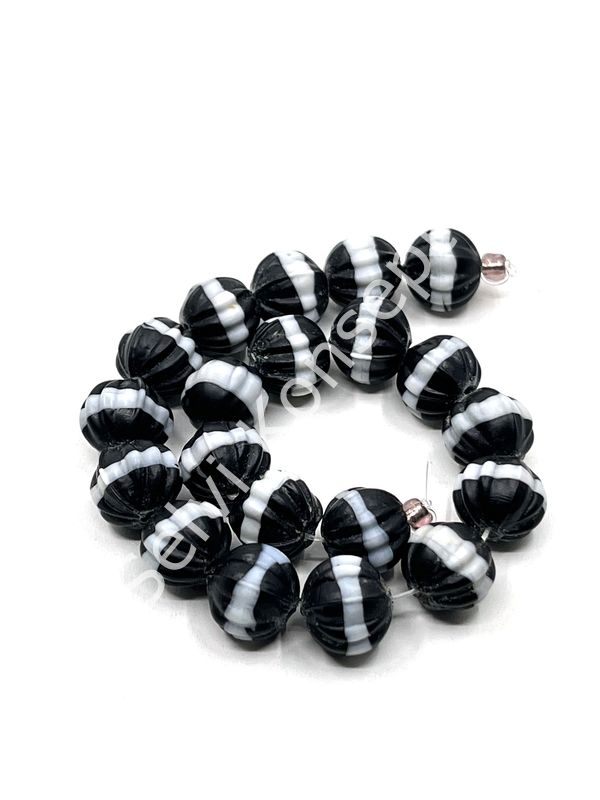 El Yapımı Siyah Beyaz Çizgili Çiçek Mat Dizi Cam Boncuk 11 mm