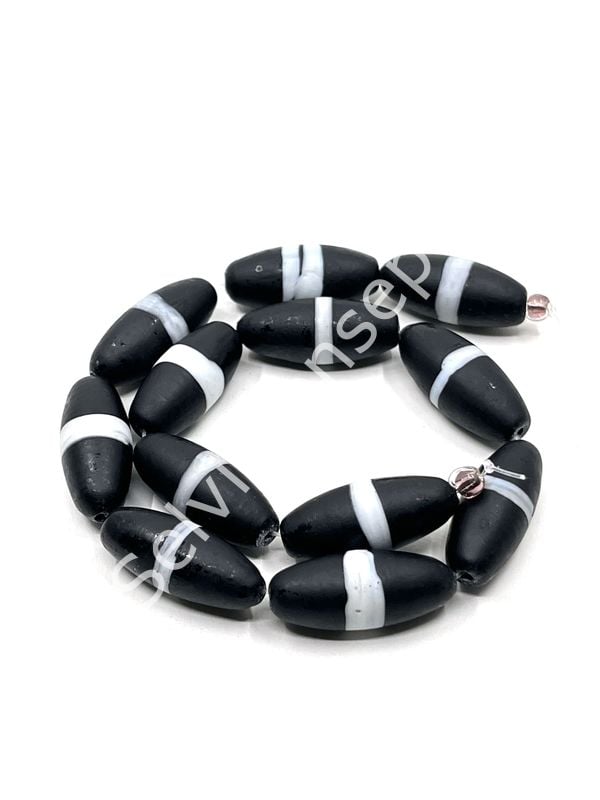 El Yapımı Siyah Beyaz Çizgili Oval Mat Dizi Cam Boncuk 10x24 mm