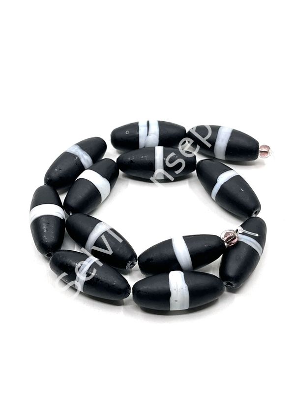 El Yapımı Siyah Beyaz Çizgili Oval Mat Dizi Cam Boncuk 10x24 mm