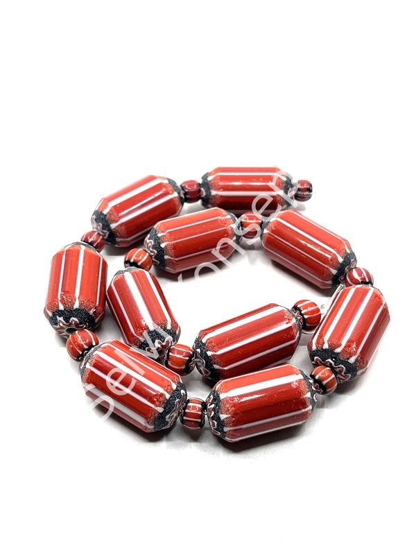 El Yapımı Afrika Chevron Dizi Cam Boncuk Kırmızı-Beyaz 14x24 mm