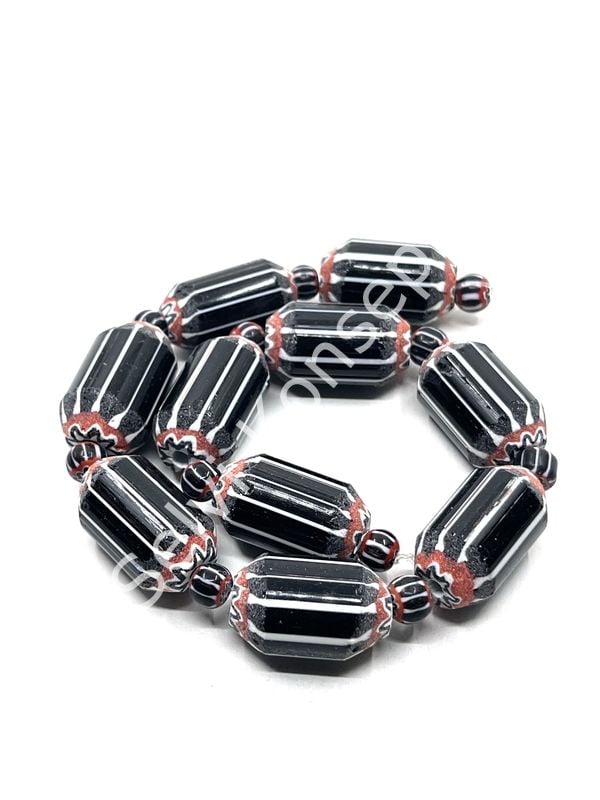 El Yapımı Afrika Chevron Dizi Cam Boncuk Siyah-Beyaz 14x24 mm