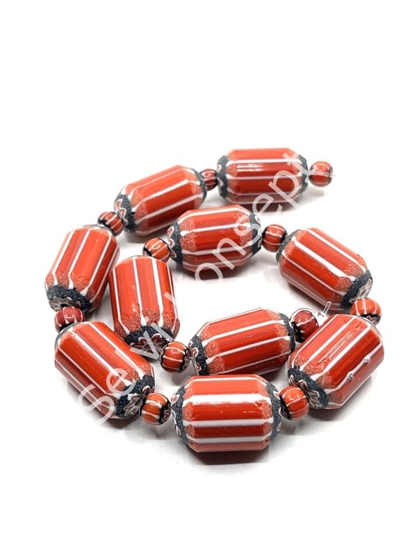 El Yapımı Afrika Chevron Dizi Cam Boncuk Kırmızı-Beyaz 16x24 mm