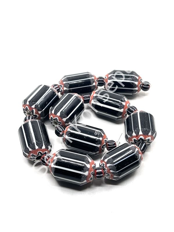 El Yapımı Afrika Chevron Dizi Cam Boncuk Siyah-Beyaz 16x24 mm