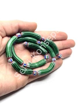 El Yapımı Eğri Afrika Chevron Dizi Cam Boncuk Yeşil 7x33 mm