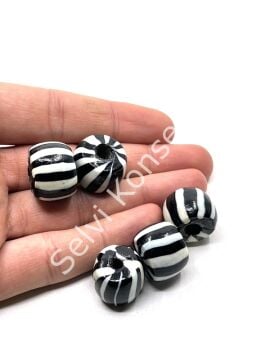 Siyah-Beyaz Çizgili Cam Boncuk 18x15 mm 10 Adet