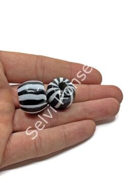 Siyah-Beyaz Çizgili Cam Boncuk 20x17 mm 12 Adet