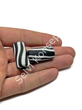 Siyah-Beyaz Çizgili Silindir Mat Cam Boncuk 13x29 mm 10 Adet