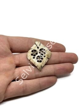 El Yapımı Çiçek İşlemeli Tibet Kolye Ucu Boncuk 29x38 mm 1 Adet